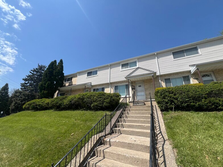Building Photo - 2065 E Maple Rd