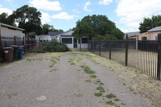 Building Photo - 135 Poinsettia Ave
