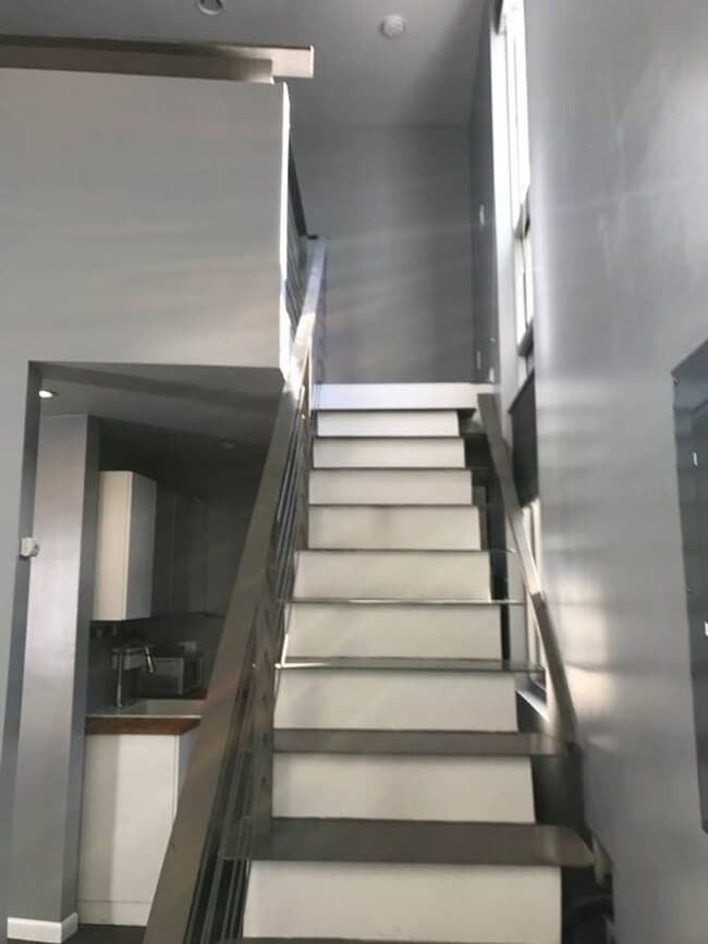 Building Photo - 832.5 Milton St