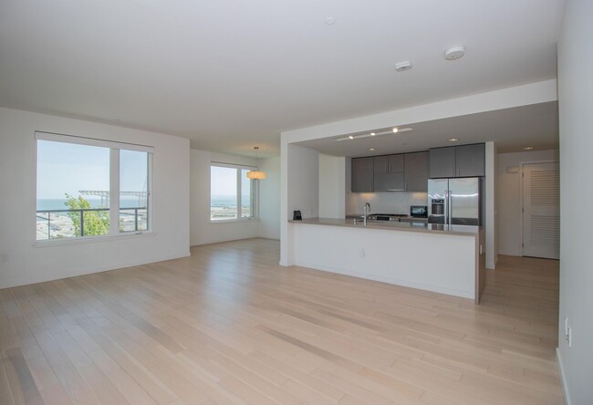 Building Photo - Luxurious 2BD/2BTH w/ Parking and Amazing ...