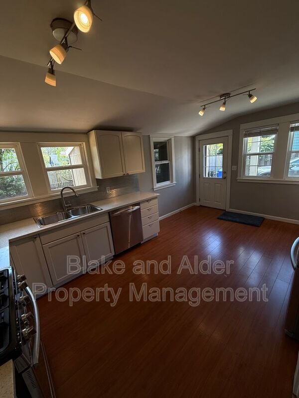 Building Photo - 5916 SE Knapp St