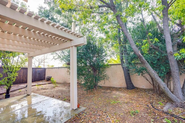 Building Photo - Gorgeous Single story home - walking dista...