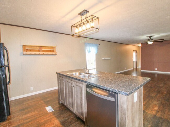 Building Photo - Nice home on a wooded lot! Minutes from Athens!