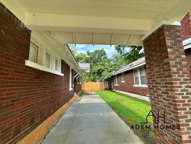 Building Photo - Recently Renovated Brick Home Minutes Away from Crosstown, Midtown, Rhodes & More!