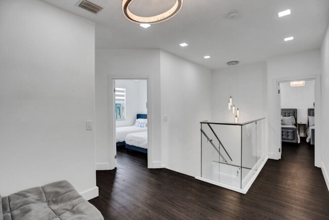 Building Photo - 3824 SW 49th Pl