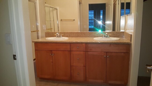 Building Photo - Sabre Springs 2 BR, 2 BA Townhome w/Garage