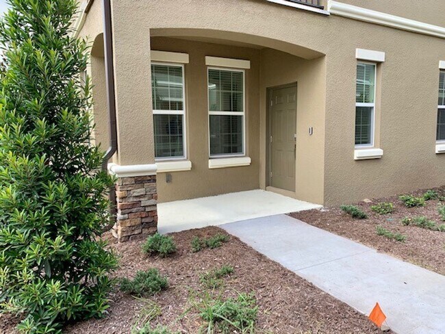 Building Photo - 5 Bedroom / 3 Bath Town home with 2 car garage