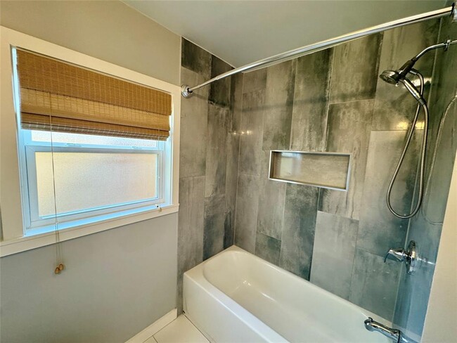 Building Photo - 1304 Hillcrest Dr