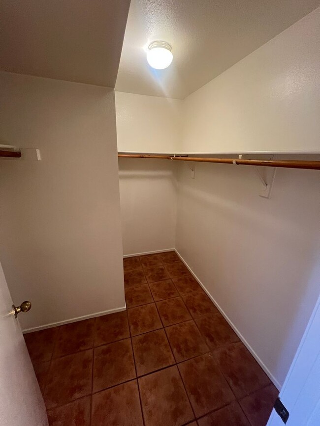 Building Photo - 3 bedrom 2.5 bath Gated Community Townhome with community  Pool, Spa & Private Garage