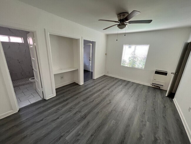 Building Photo - 5223 De Longpre Ave
