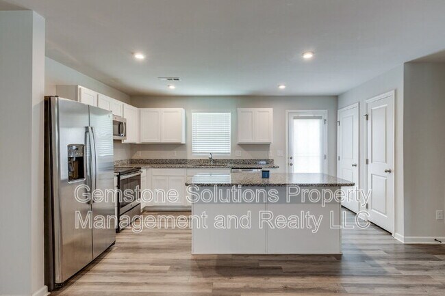 Building Photo - 2057 Westchester Dr