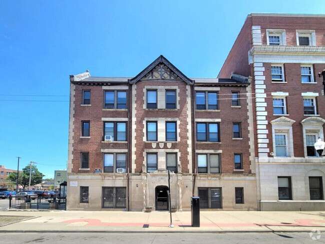 Building Photo - 3345 N Marshfield Ave