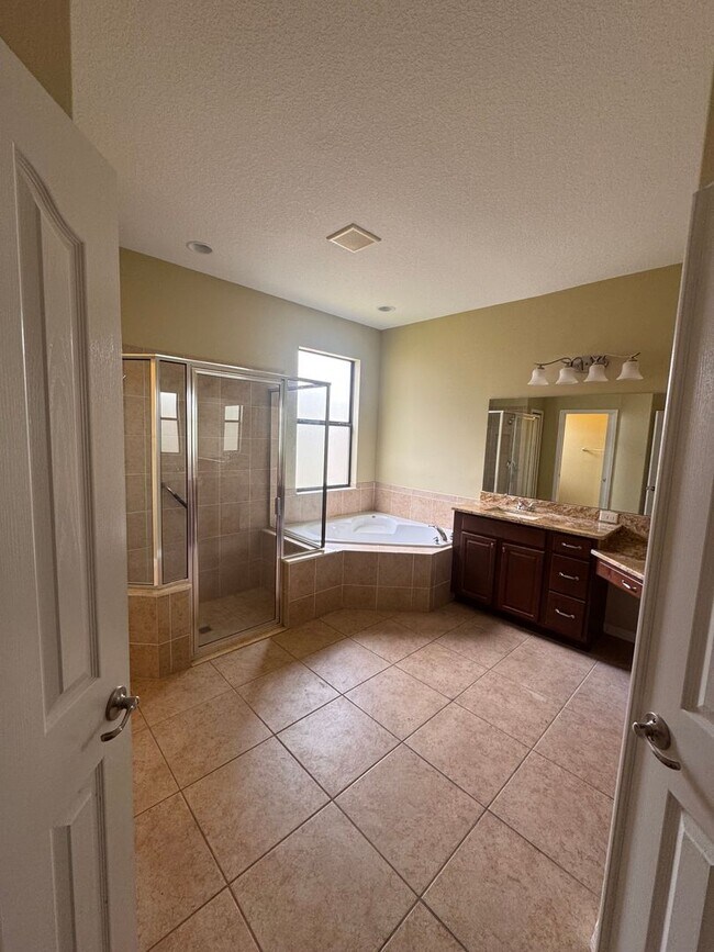 Building Photo - Live the Resort Life Daily: Your SummerGle...