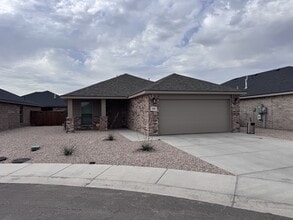 Building Photo - 520 Thicket Dr