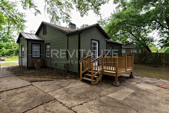 Building Photo - HALF-OFF DEPOSIT SPECIAL! Furnished 2 Bedr...