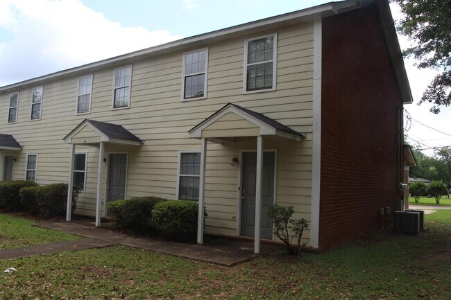 Building Photo - 2700 Doncaster Dr