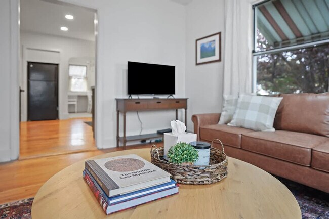 Building Photo - 603 2nd St S