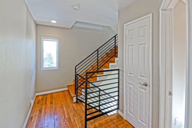 Building Photo - 4021 Crest Dr