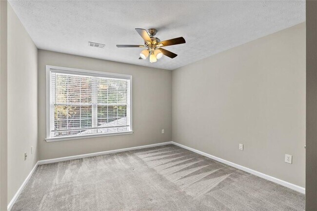 Building Photo - 2680 Pine Tree Rd NE