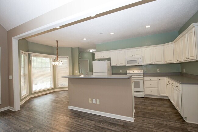 Building Photo - 380 Sullivan Dr