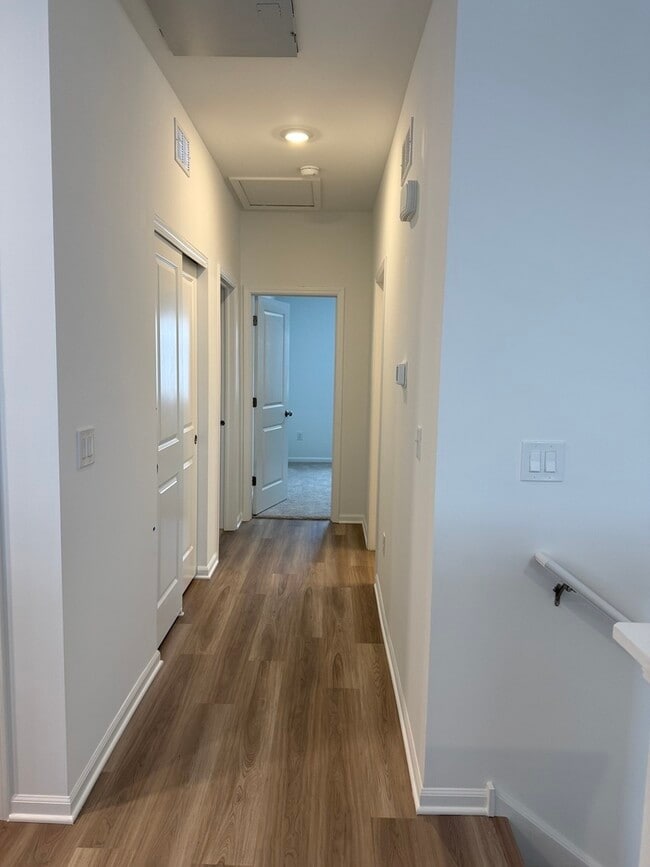 Building Photo - 287 Kingsport Dr