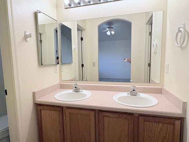 Building Photo - 3 bed/2 bath home on the north west side with garage and fenced yard