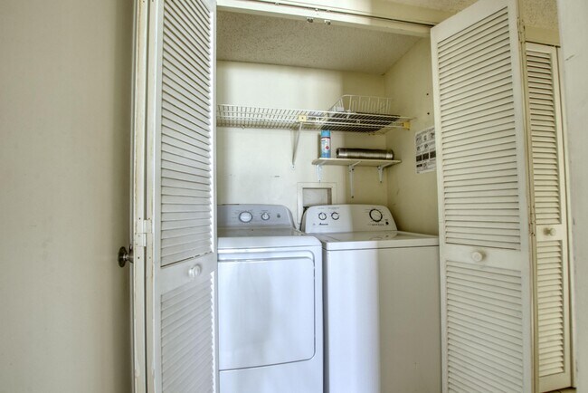 Building Photo - 4657 Fountains Dr S