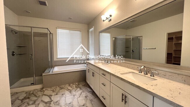Building Photo - Still looks new. 4-bedroom home in North N...