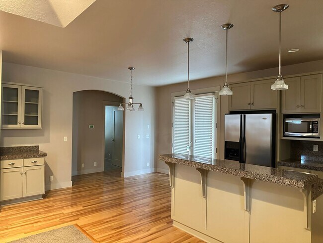 Building Photo - Luxury Living Near Valley River!