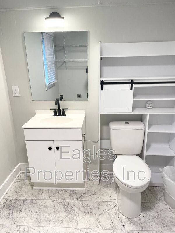 Building Photo - 104 Lane St