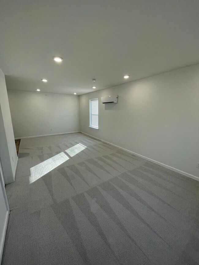 Building Photo - 413 E Doxey St