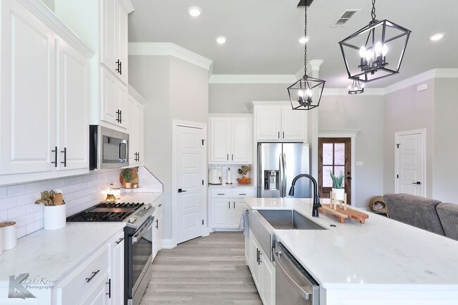 Building Photo - 4 bedroom, EXECUTIVE RENTAL!