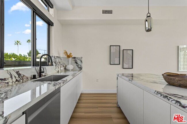 Building Photo - 1318 1/2 N Vista St