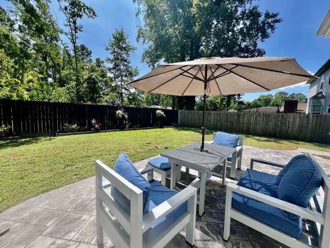 Building Photo - 4BD/2.5BA Gorgeous Home with Fence Backyar...