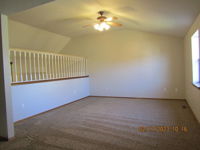 Building Photo - Crown Pointe Area!! PETS ARE NEGOTIABLE WI...