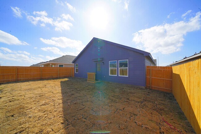Building Photo - Like-New Home Now Available For Rent in Converse, TX! Realtor Commission offered: $600