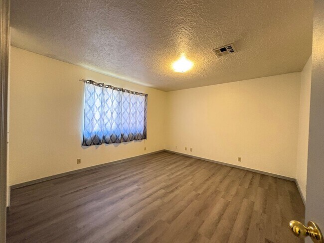Building Photo - Enoch House Available For Rent