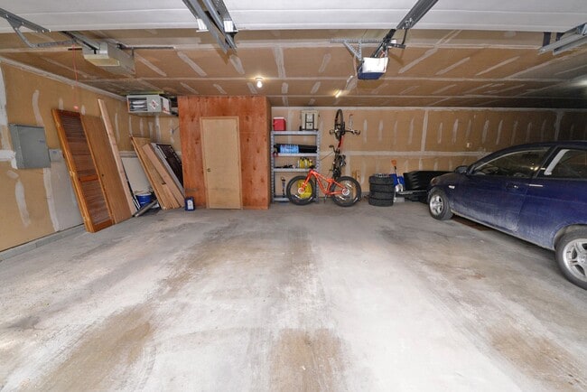 Building Photo - Convenient East Side Condo
