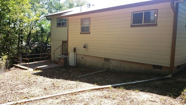 Building Photo - 4 Bedroom Home