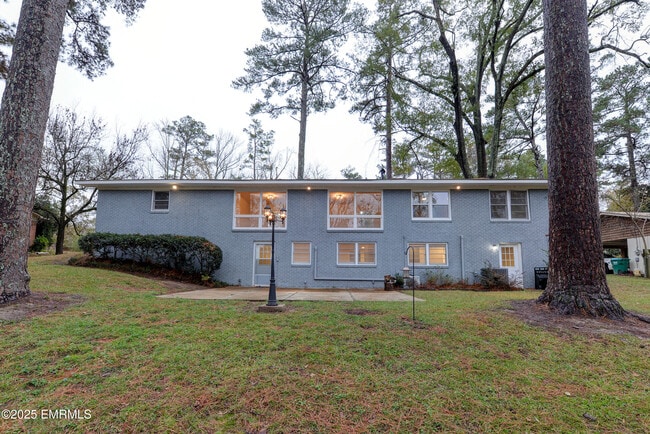 Building Photo - 1390 N Hills St