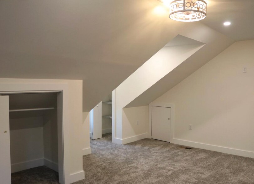 Building Photo - 108 W Market St