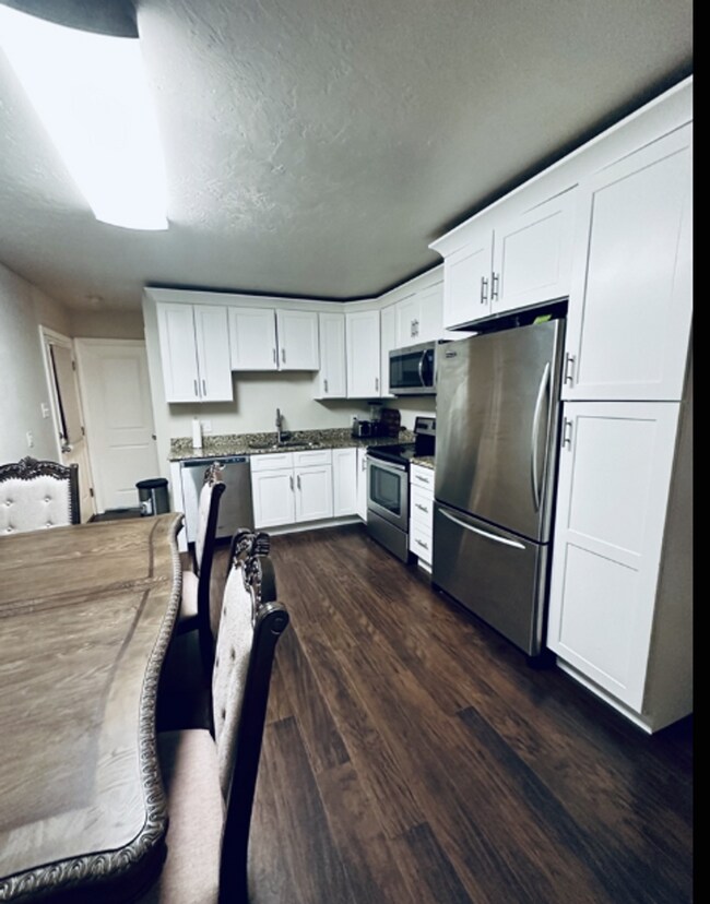 Building Photo - Charming Pet-Friendly Rental Available Now!