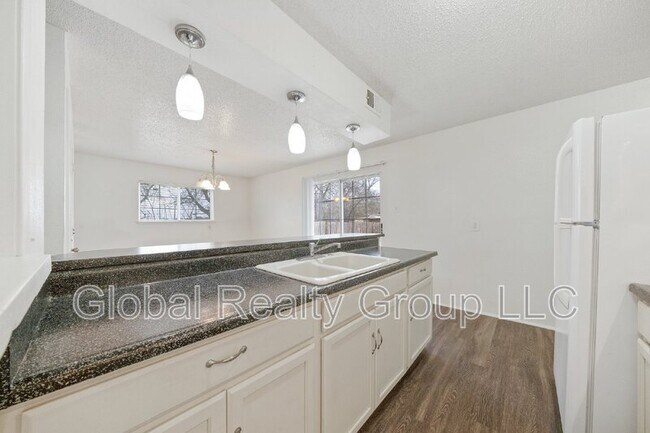 Building Photo - 505 Oasis St