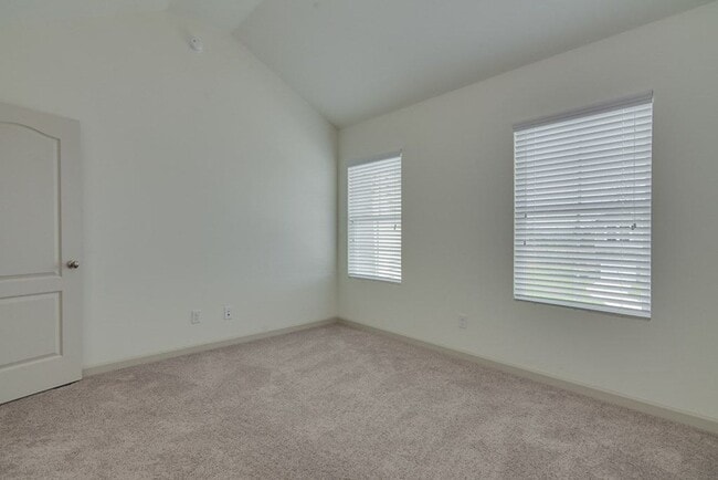 Building Photo - Beautiful End Unit Townhouse