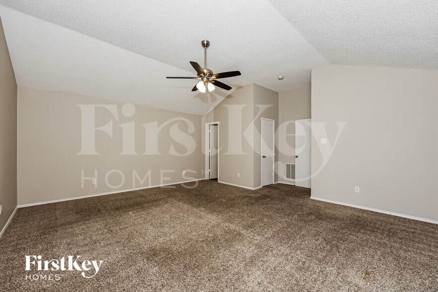 Building Photo - 609 Hollyberry Dr