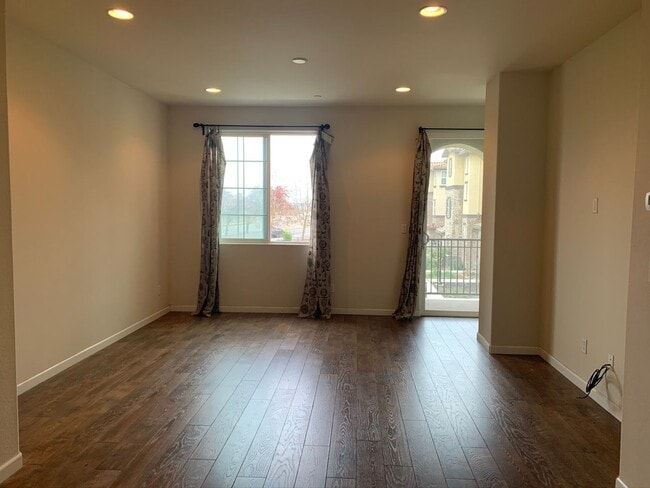 Building Photo - 3 Bed/3 Bath Newer Townhome in Desirable Ardenwood Neighborhood