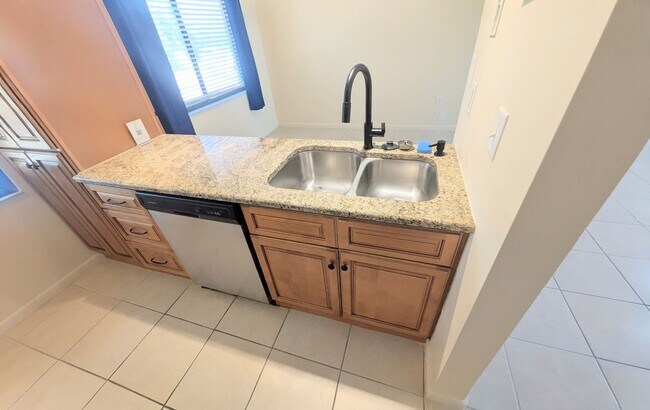 Building Photo - 2 BED 1 BATH CONDO ON SIESTA KEY **ALL UTILITIES/WIFI INCLUDED**