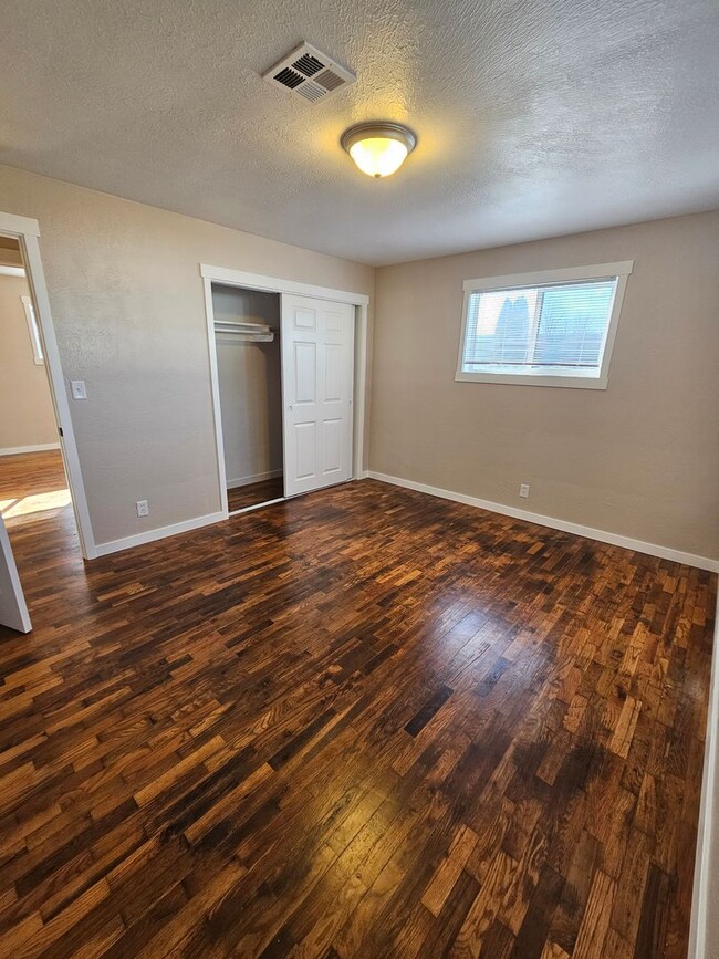 Building Photo - Delightful Home Within Minutes to Everything