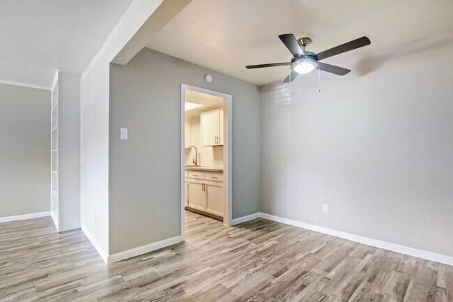 Building Photo - 1212 Hampshire Ln
