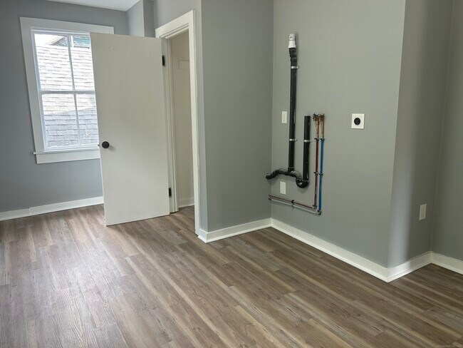 Building Photo - 27 N Main St